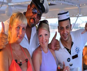 Fun-filled romantic dinner on the boat Fantastic with a party